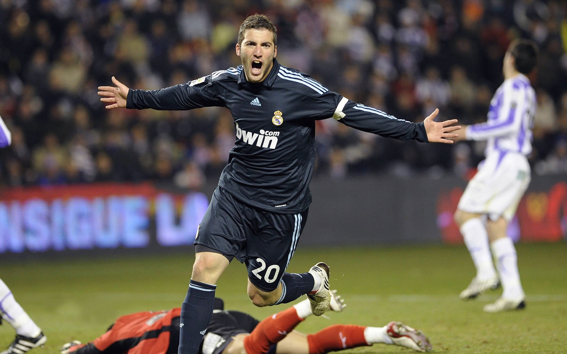 当战术棋盘遇上艺术家，卡瓦哈尔用一场比赛重新定义统治力